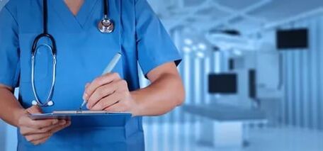 Médecin traitant les varices sur les jambes